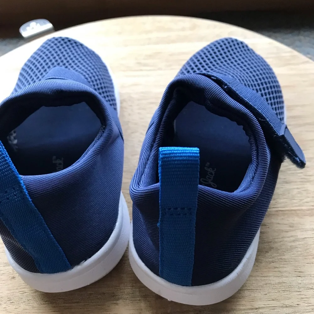 Cat & Jack Toddler size 7 Navy Blue water shoes. Are in Excellent used Like new